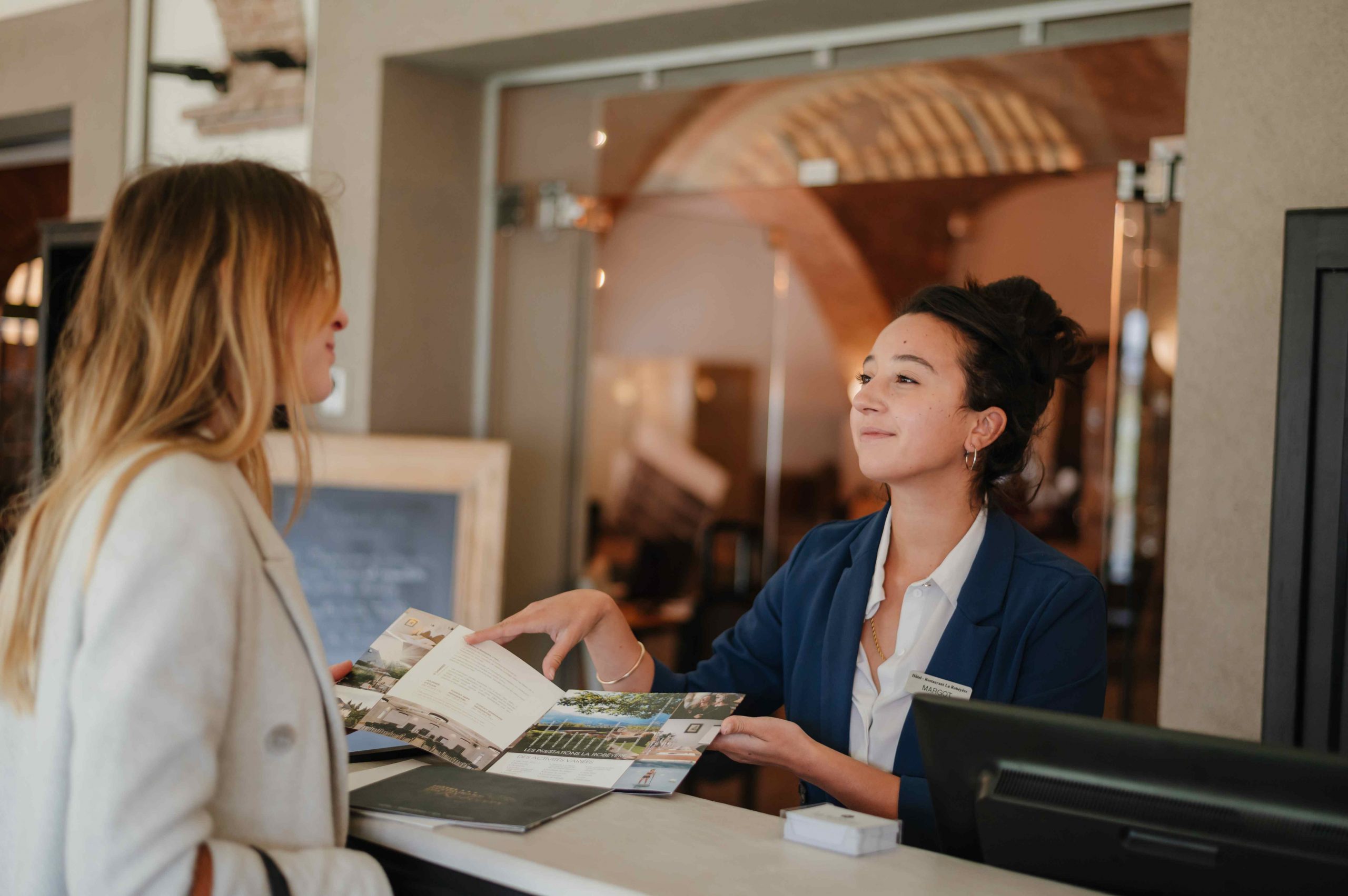 réception de l'hôtel la robeyere