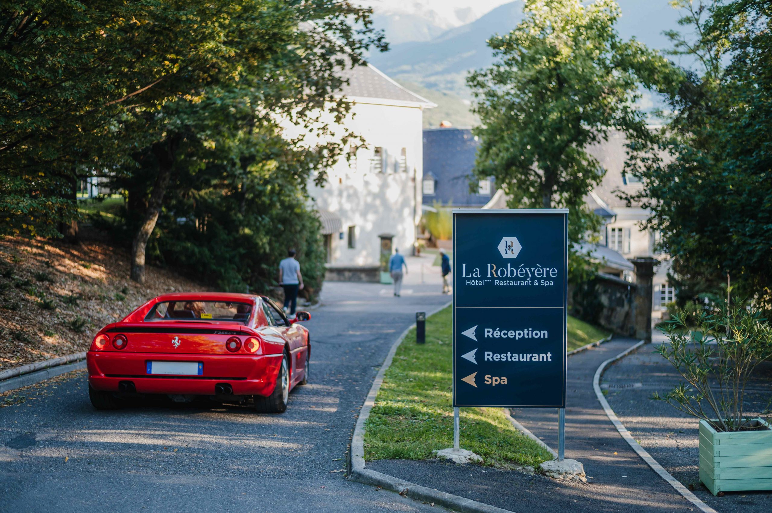 accueil voiture de collection route des grandes Alpes