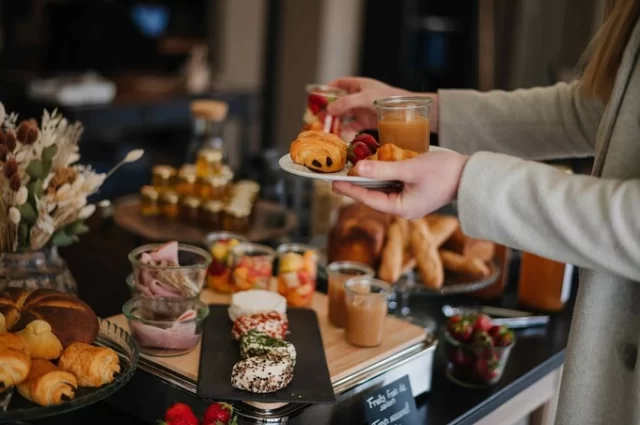 ✨ Moment Douceur à La Robeyère : Brunch & Spa Nuxe ✨

Chaque dimanche, en famille ou entre amis profitez d’un brunch gourmand accompagné d’un accès exclusif au Spa Nuxe La Robeyère.

Un véritable moment de bien-être et de détente !

La cuisine vous propose une cuisine maison avec des produits fais, bio et locaux sous forme de buffet continentale. Découvrez des entrées nordiques, ainsi que des confitures, fromages et desserts maison.
Des boissons chaudes et non alcoolisées sont incluses pour compléter votre repas.

Après ce festin, profitez de l’accès au Spa avec piscine intérieure chauffée, le sauna et le bain nordique hydro-massant.
Un véritable moment de relaxation en plein air.

Complétez votre expérience avec un soin Nuxe ou notre soin signature La Robeyère, un voyage sensoriel unique.

Tous les dimanches, à partir de 11h30
41€ par personne, 20€ pour les enfants de moins de 12 ans.

Réservez dès maintenant :
📧 contact@larobeyerecom
📞 +33 4 92 51 90 78

#hautesalpes #paca #embrun #larobeyere #brunchandspa #brunch #spa #famille