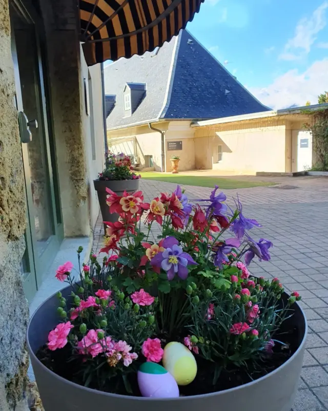 Retour en images sur le week-end de Pâques rempli de douceur et de gourmandises à l’Hôtel de la Robéyère 🐣

Des moments partagés en famille ou entre amis… ✨

Merci à tous ceux qui ont célébré Pâques avec nous.
À très vite pour de nouvelles parenthèses enchantées dans notre belle maison de campagne. 🍃

#paca #hautesalpes #serreponçon #embrun #paques #famille #amis