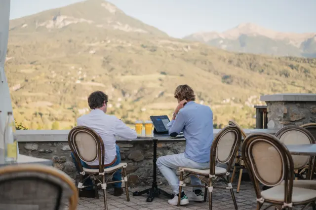 Pour manger, se détendre, travailler ou simplement contempler, installez-vous en terasse avec vue sur les montagnes.

#larobeyere #myhautesalpes #serreponcon #coworkinghautesalpes #embrun