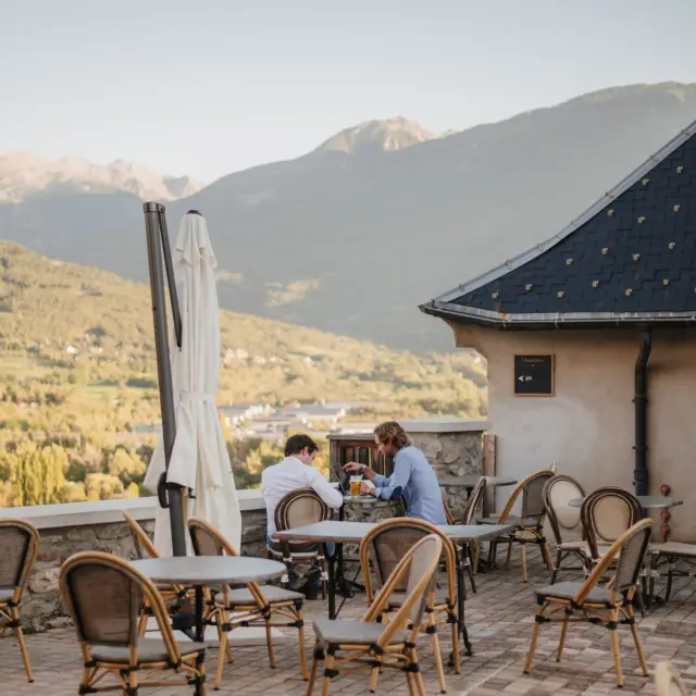 Pour le brunch, un déjeuner, un after-work, un dîner ou pour vous relaxer, venez profiter de la terrasse avec sa vue sur les montagnes.

#larobeyere #myhautesalpes #serreponcon #embrun #visitsouthoffrance