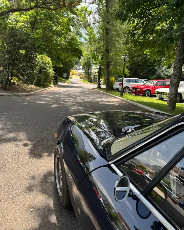 Passion auto & charme alpin à La Robéyère
Ces temps-ci, notre cour pavée vibre au son des moteurs ! Porsche, Alpine, GT modernes ou anciennes de collection… chaque escale est unique.

Entre pause gourmande, nuit avec vue sur les montagnes et détente au spa, les clubs auto trouvent ici une halte de choix dans les Hautes-Alpes.

Merci à tous pour votre confiance. 

📩 Passionnés, organisateurs ou clubs : contactez-nous pour vos prochains roadtrips!

#LaRobéyère #HauteAlpes #EscapadeAuto #HôtelDeCharme #CarLovers #Rallye #PorscheClub #Alpine #GT #VoituresAnciennes #SpaNuxe