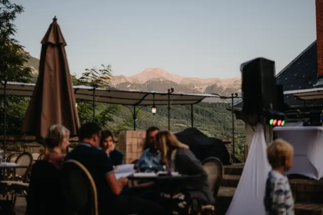 🎶 Les Soirées Musicales Plancha – Été 2025 à La Robéyère
Tous les jeudis soirs jusqu’au 21 août, la terrasse panoramique de La Robéyère s’anime pour des soirées gourmandes et en musique ✨

🍴 Plancha maison aux produits locaux & de saison
🎤 Concerts live (jazz, brésilien, pop…) avec Blue Moon (10/07 – 24/07- 07/08 -21/08) Eric Larrivé (17/07 – 31/07- 14/08)
🍸 Cocktails & ambiance chill face aux montagnes

Réservation conseillée : contact@larobeyere.com / 04 92 51 90 78